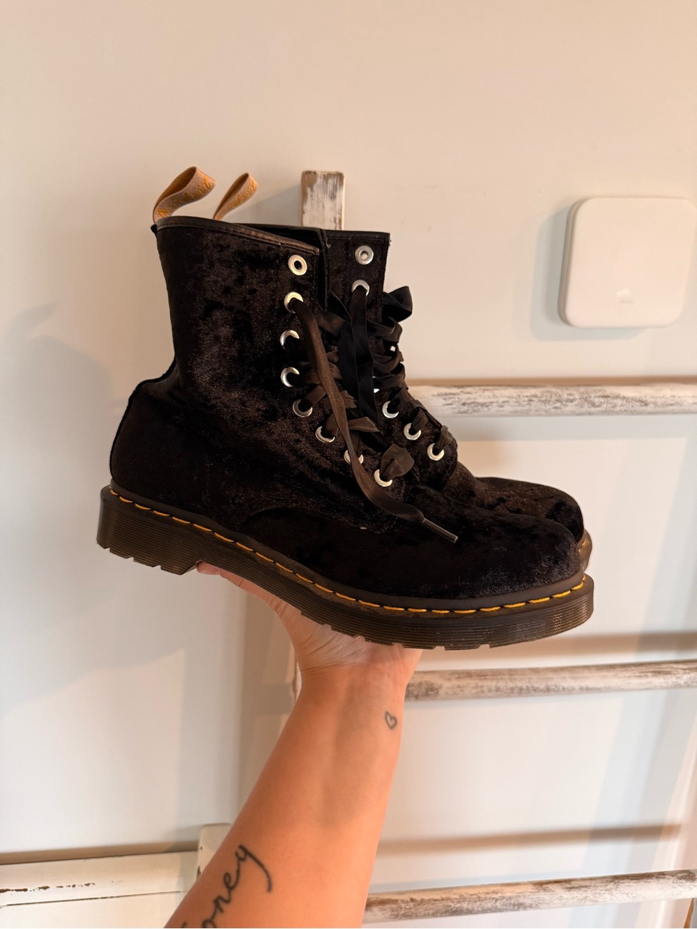 Dr. Martens Lace Up Boots Womens Size 11 Vegan 31020 Crushed Velvet Black EUC